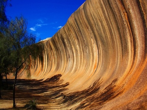 波浪岩 WAVE ROCK，高15米，长110米，经过27亿年自然风化形成的花岗岩波浪就像一片席卷而来的巨浪，壮观无比，被称为世界八大奇观之一。